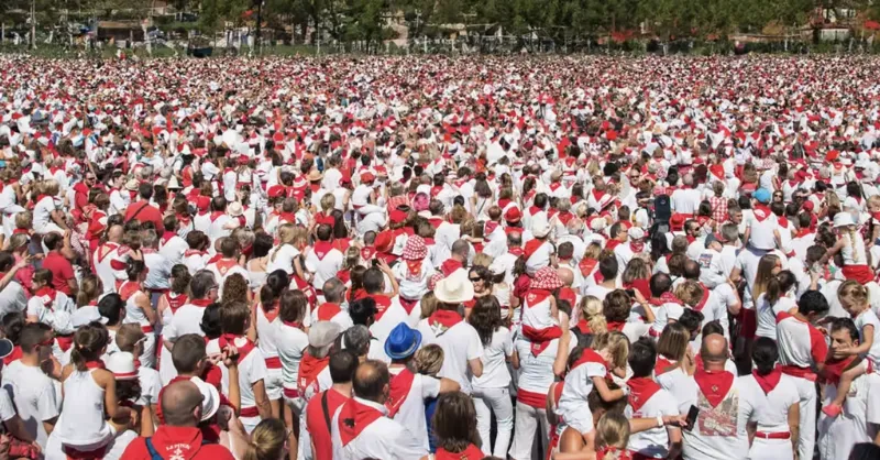 Célébration d'un repas de fête familial traditionnel français en 2024, illustrant la joie et la convivialité du calendrier des fêtes